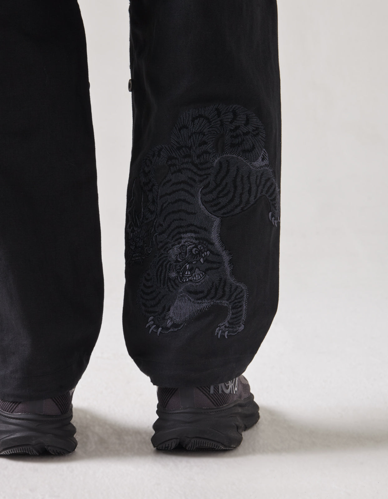 4581 Tiger Embroidered Straight Snopants® Black
