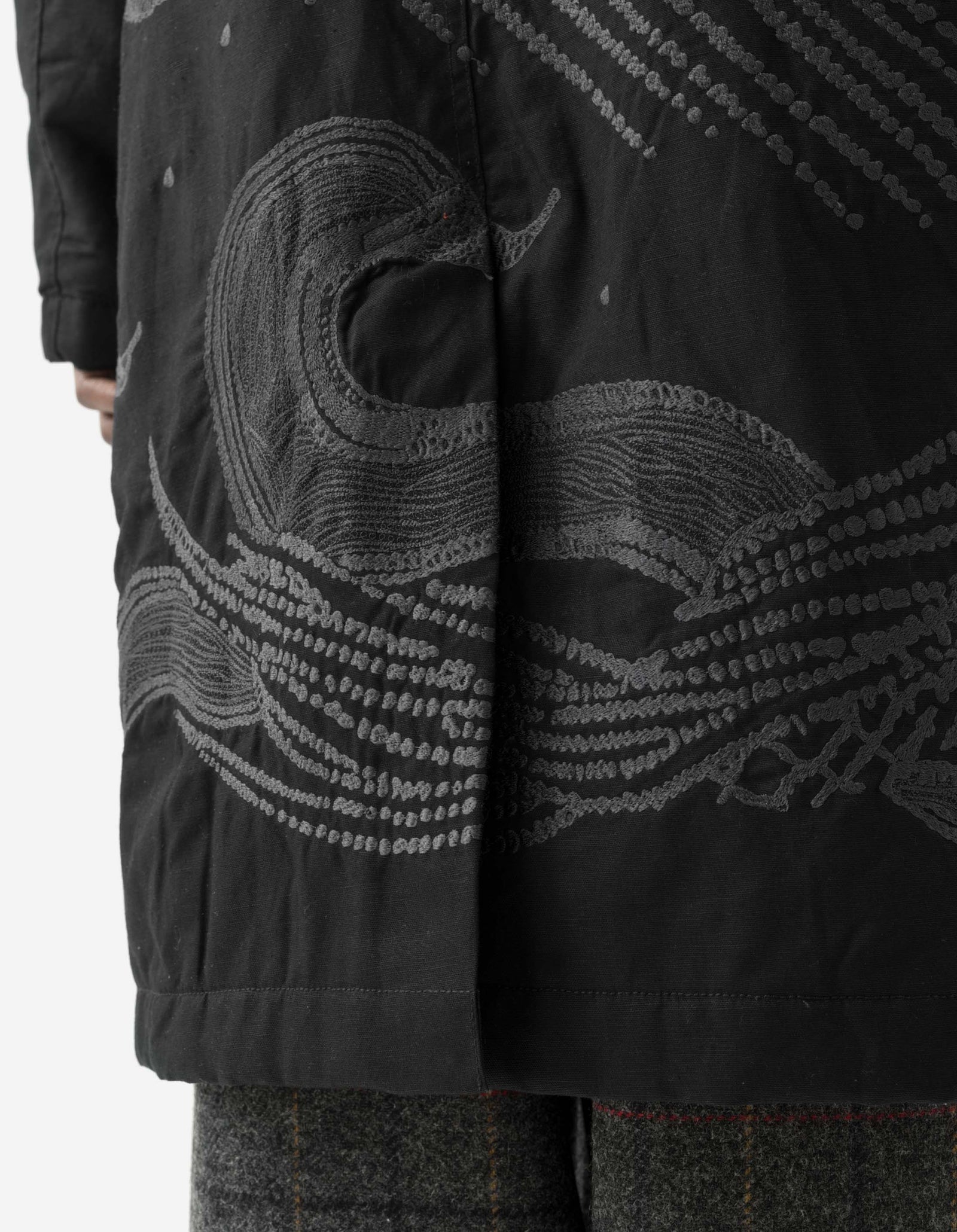 2210 Linear Snow Dragon Embroidered MA Mac Coat Black