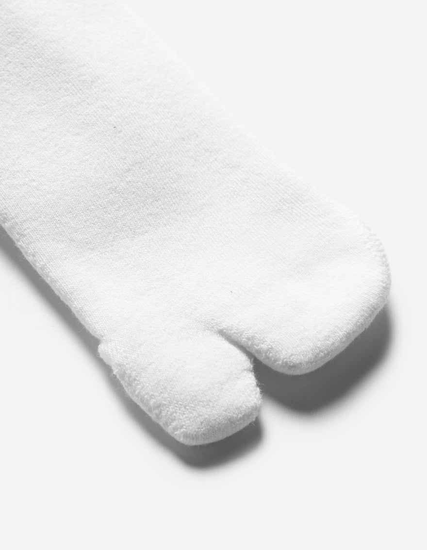 7462 Dark Horse Tabi Sport Sock White