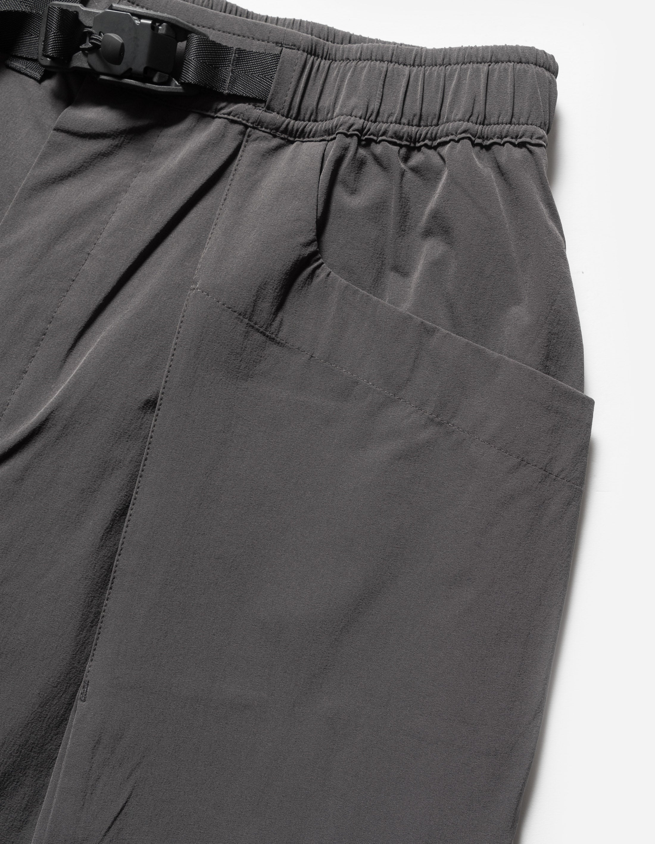 ウォーキング・ランニングウェア charbon running NYLON CARGO SHORTS 6042 Recycled Nylon Cargo Shorts Charcoal – Maharishi